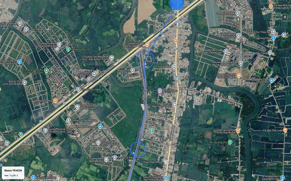 Ga mặt đất tuyến metro số 5 theo đường Song Hành Quốc lộ 50 qua xã Phong Phú, gần Mizuki Park